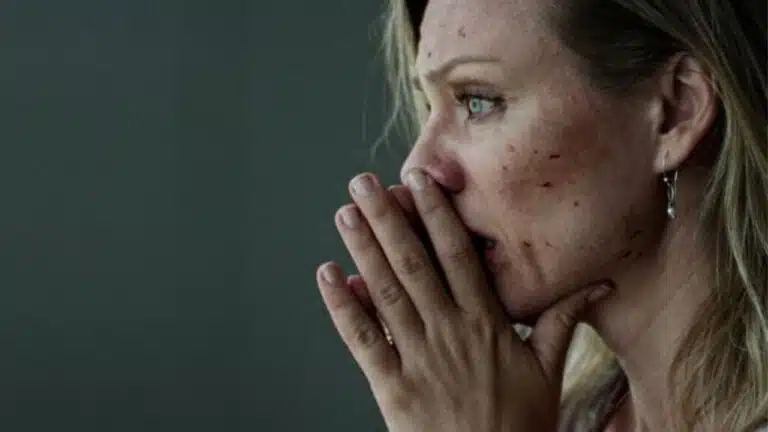 Essa série continua sendo um dos pontos fracos da Netflix e não merece seu tempo Confie em Mim
