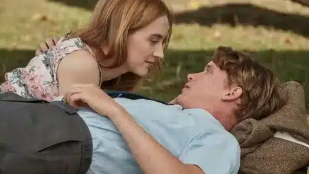Quase esquecido nos cinemas, o drama romântico de Saoirse Ronan ganha vida no Prime Video Na Praia de Chesil