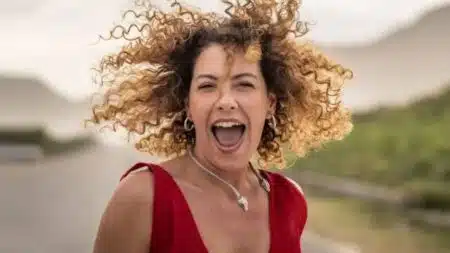A comédia brasileira que realiza a nossa fantasia de perder o filtro (e mandar tudo às favas) está na Netflix Uma Mulher Sem Filtro