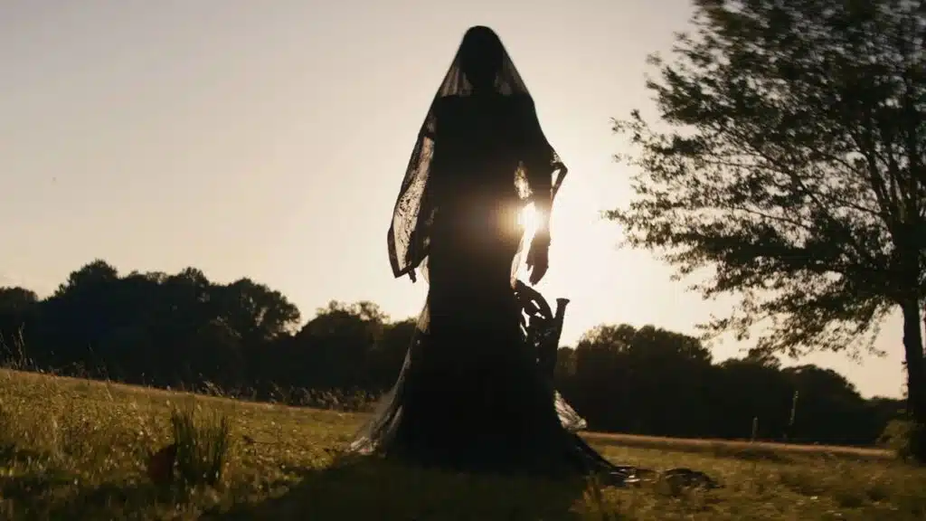 O novo terror psicológico do diretor de A Órfã que te fará duvidar da realidade A Mulher no Jardim