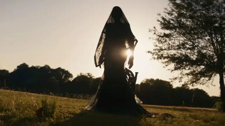 O novo terror psicológico do diretor de A Órfã que te fará duvidar da realidade A Mulher no Jardim