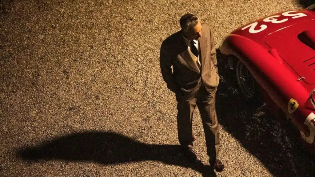 O poder e a dor por trás de uma lenda automotiva ganham vida em um dos filmes mais viscerais da década Ferrari