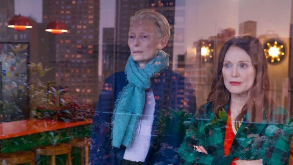 Tilda Swinton e Julianne Moore juntas em filme obra-prima de Pedro Almodóvar O Quarto ao Lado, está na Netflix, filme com Tilda Swinton e Julianne Moore