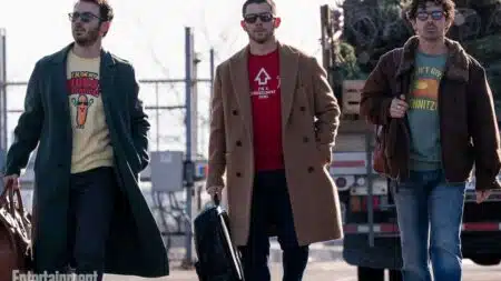 Nova comédia musical Natalina que chegou ao Disney+ traz uma história quentinha que todo mundo está amando Um Natal bem Jonas Brothers
