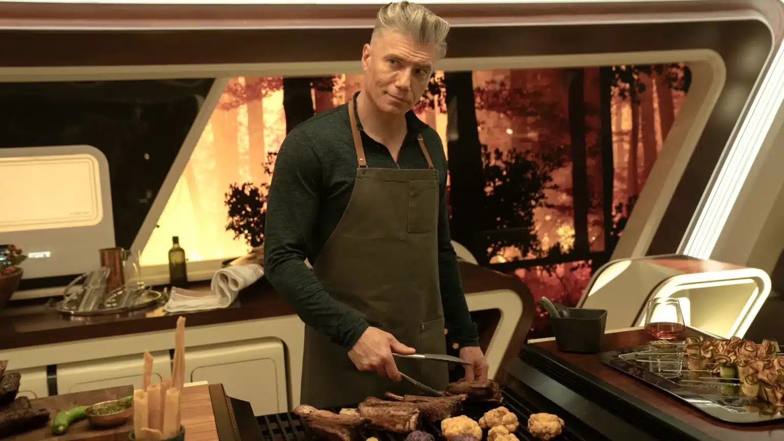 Anson Mount celebra Dia de Ação de Graças enquanto gravações de Star Trek: Strange New Worlds chegam à reta final