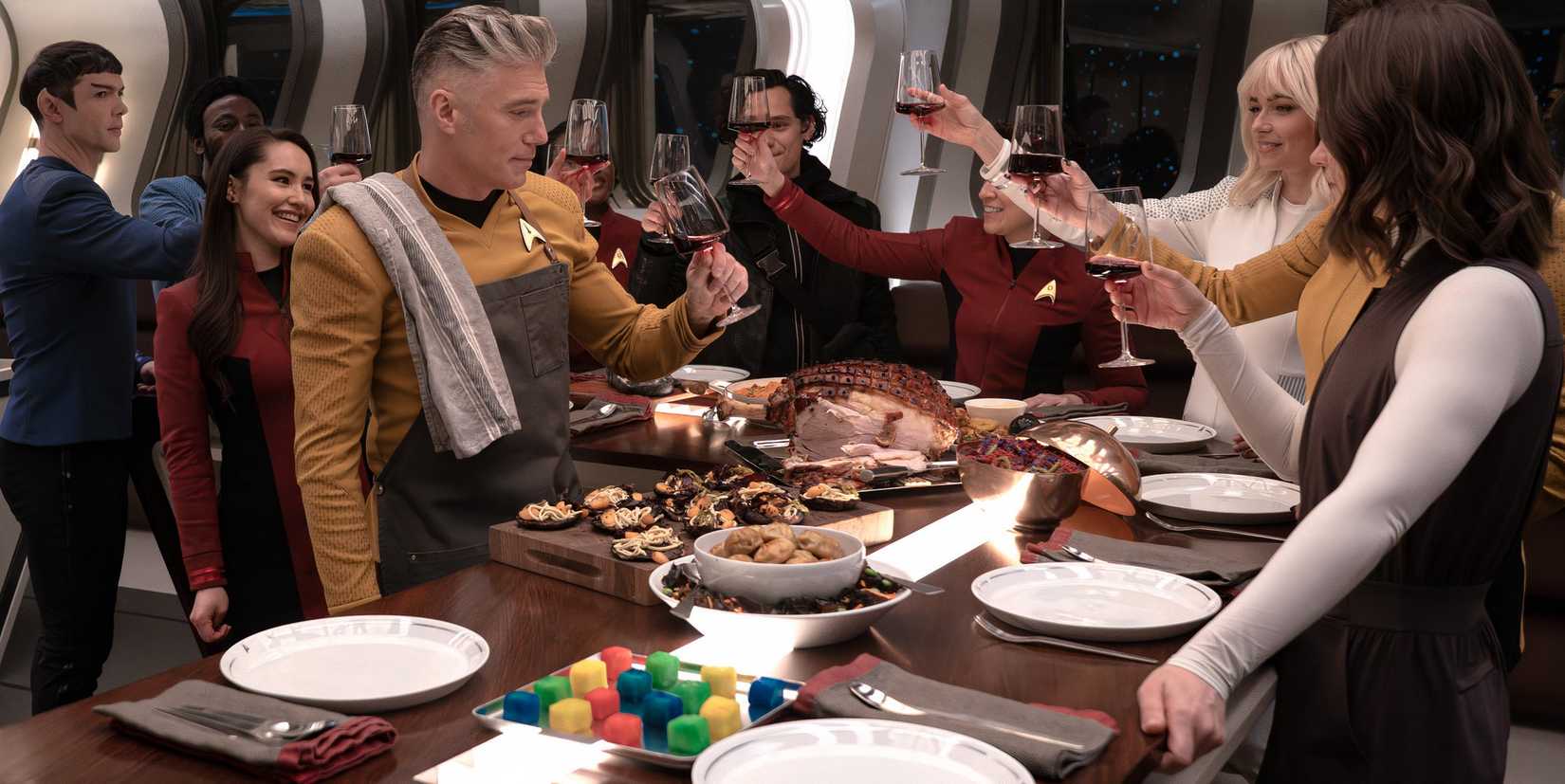 Anson Mount celebra Dia de Ação de Graças enquanto gravações de Star Trek: Strange New Worlds chegam à reta final - Imagem do artigo original