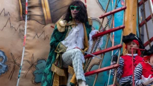 Imagem destacada - Mistério no ar: cantor Mr. Fantasy rouba a cena no desfile da Macy’s e fãs suspeitam de KJ Apa