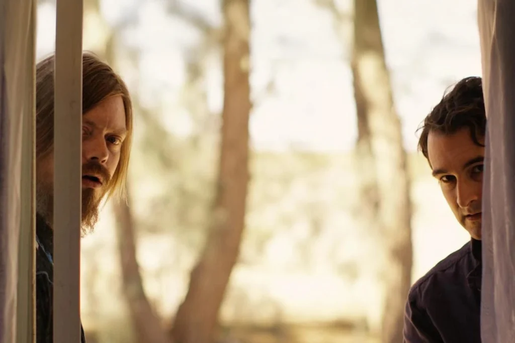 Filme da Netflix “Manson Family Vacation” transforma turismo macabro em drama familiar intenso