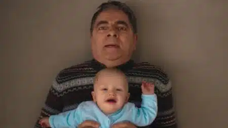 Rowan Atkinson está de volta ao caos: ‘Homem X Bebê’ é a comédia de Natal que destrói tudo na Netflix Homem X Bebê