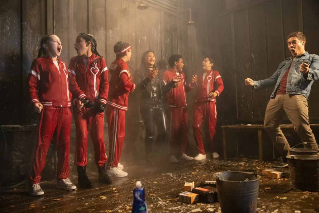 Magic Camp na Netflix: comédia leve traz Adam Devine de volta aos palcos da mágica