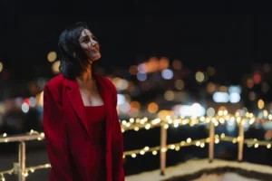 Imagem destacada - Drama turco Dois Mundos, Um Desejo emociona no Prime Video com romance delicado e toques de mistério