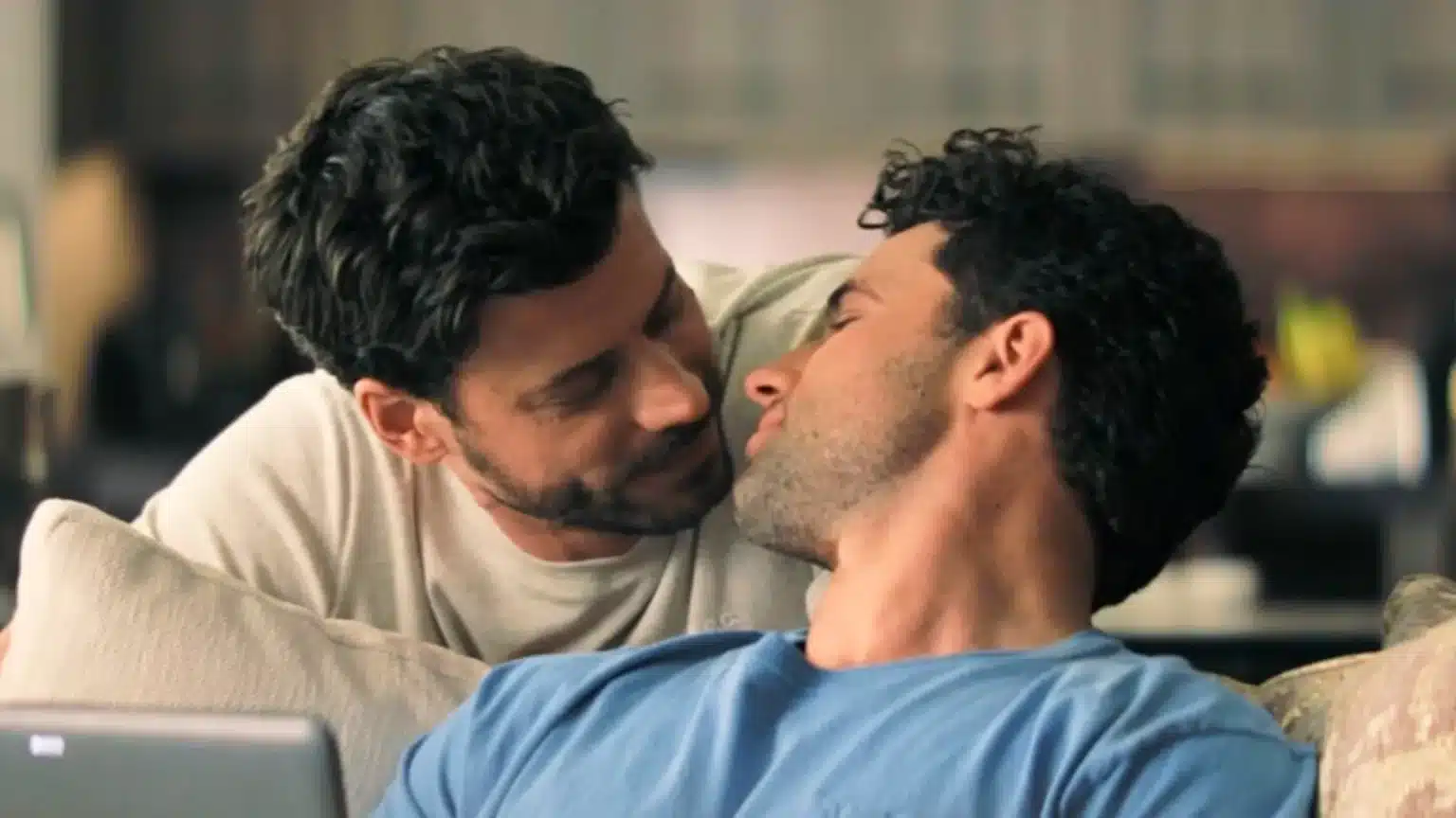 Ator de I Love LA se desculpa após criticar série Heated Rivalry e receber resposta do elenco