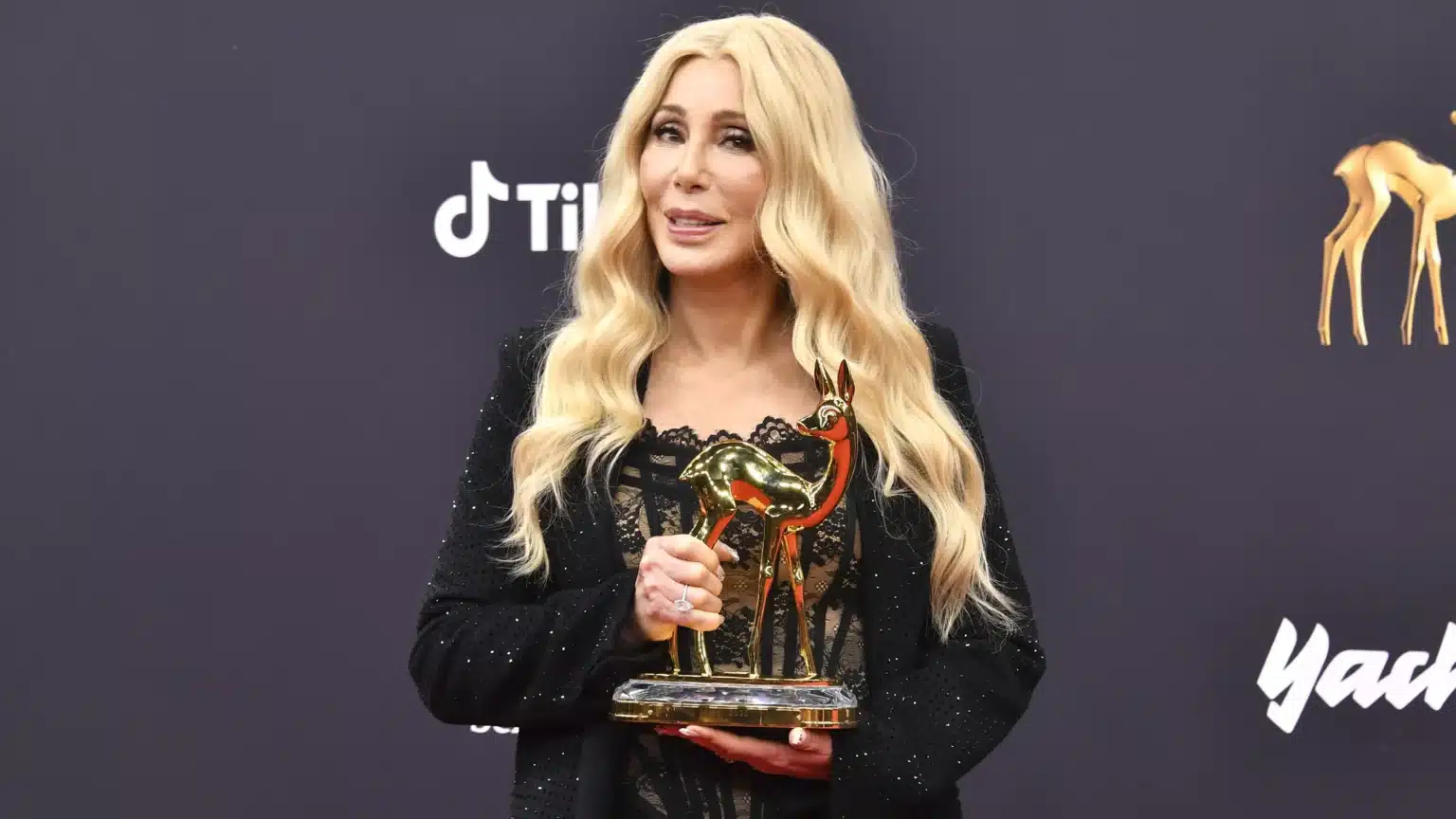 Cher é acusada de dublar no SNL e fãs dividem opiniões nas redes