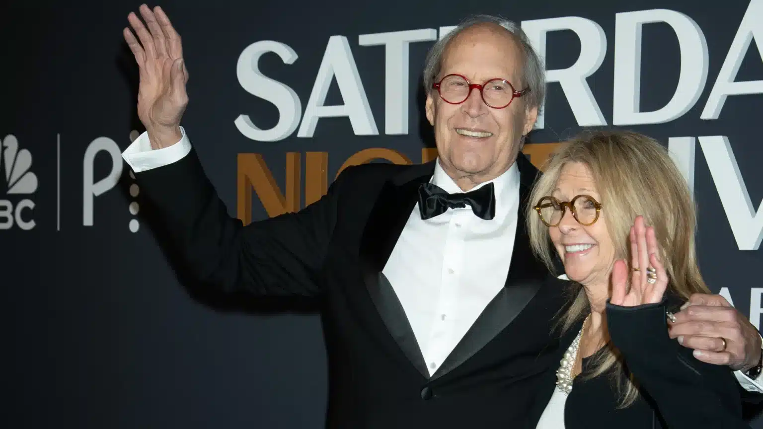 Chevy Chase lamenta ausência no especial de 50 anos de SNL e aponta “erro” da produção