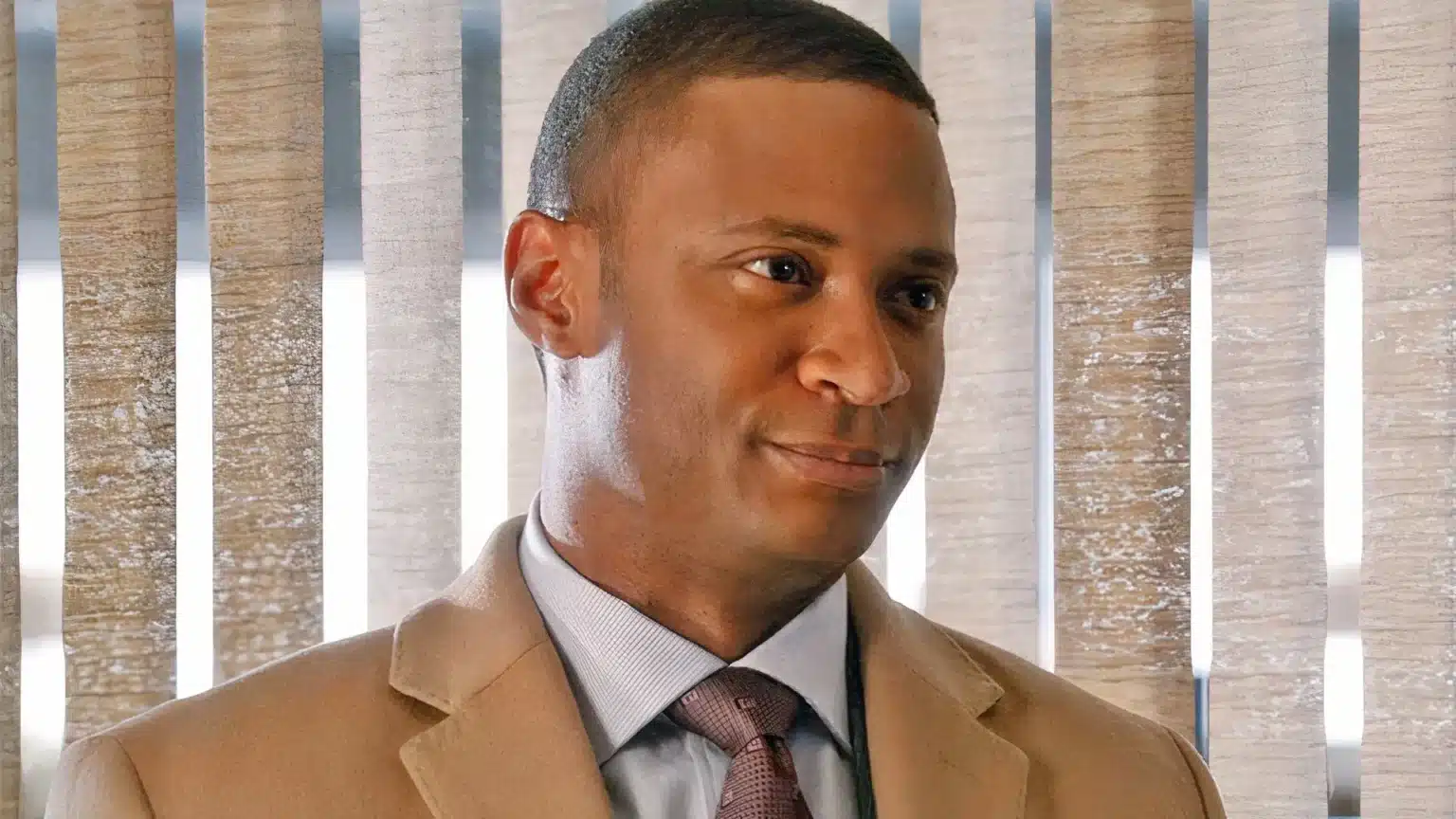 David Ramsey revela maratona de voos para viver prefeito em Blue Bloods sem abandonar Arrow