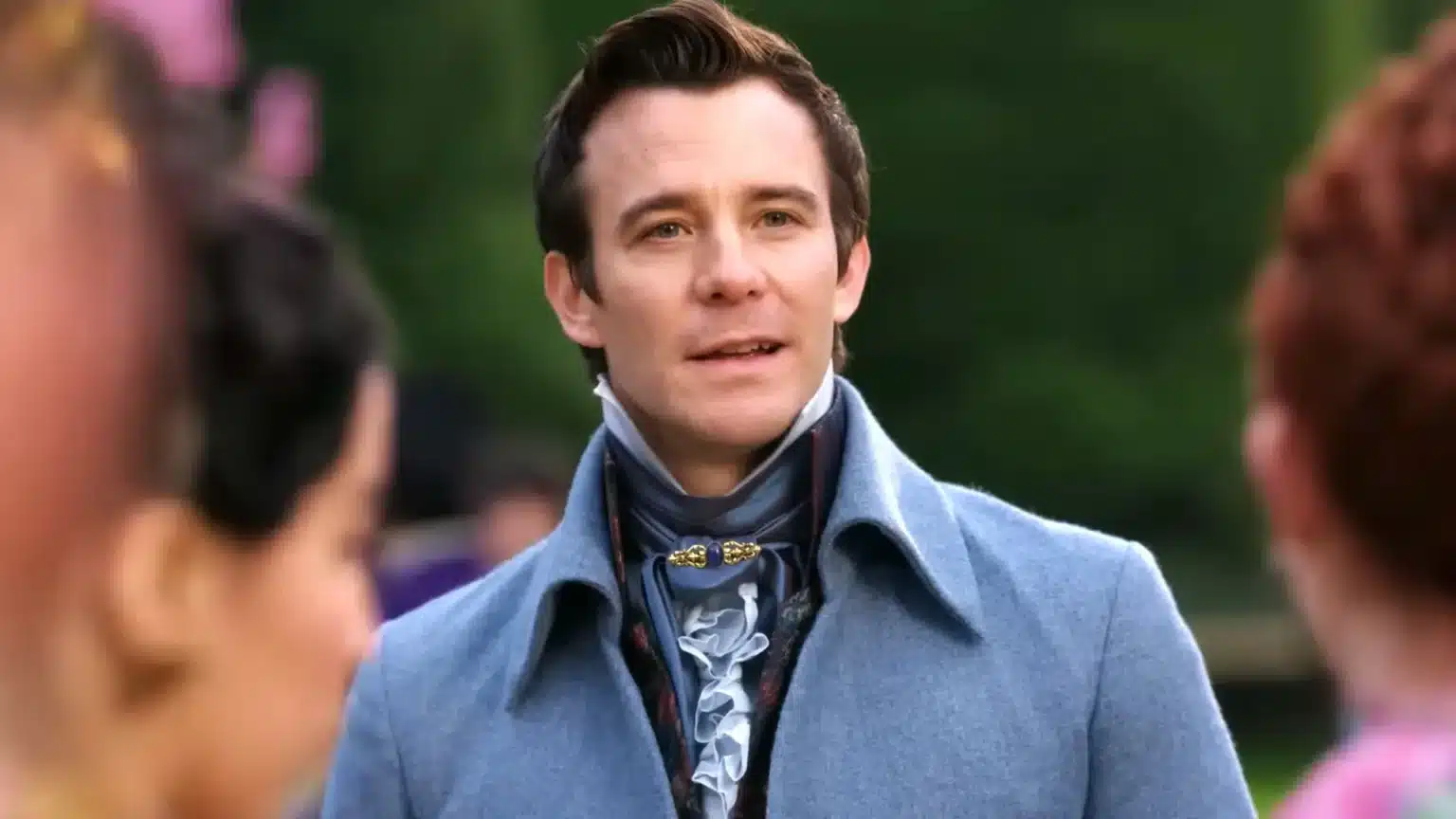 Trailer da 4ª temporada de Bridgerton revela romance “Cinderela” de Benedict com dama mascarada