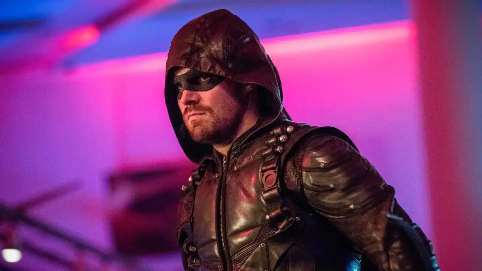 Stephen Amell sugere final alternativo para Arrow com temporada mais longa