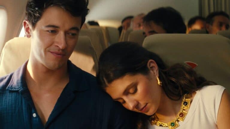 Explicamos o romance da Netflix que esconde a melancolia do tempo perdido em malas de viagem De Férias com Você