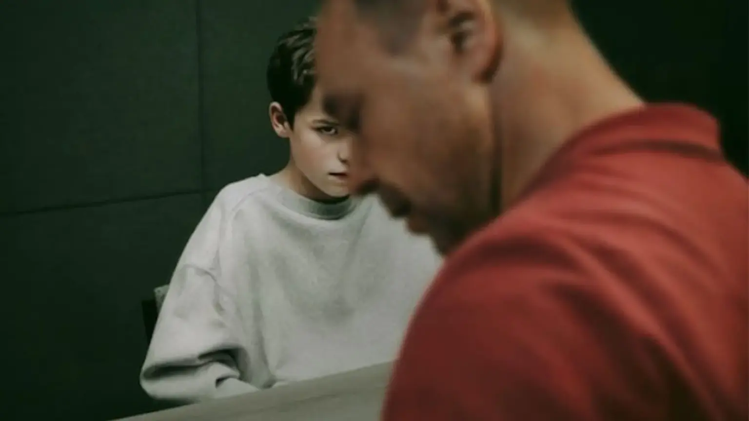 Owen Cooper revela como mantém os pés no chão após sucesso de Adolescence