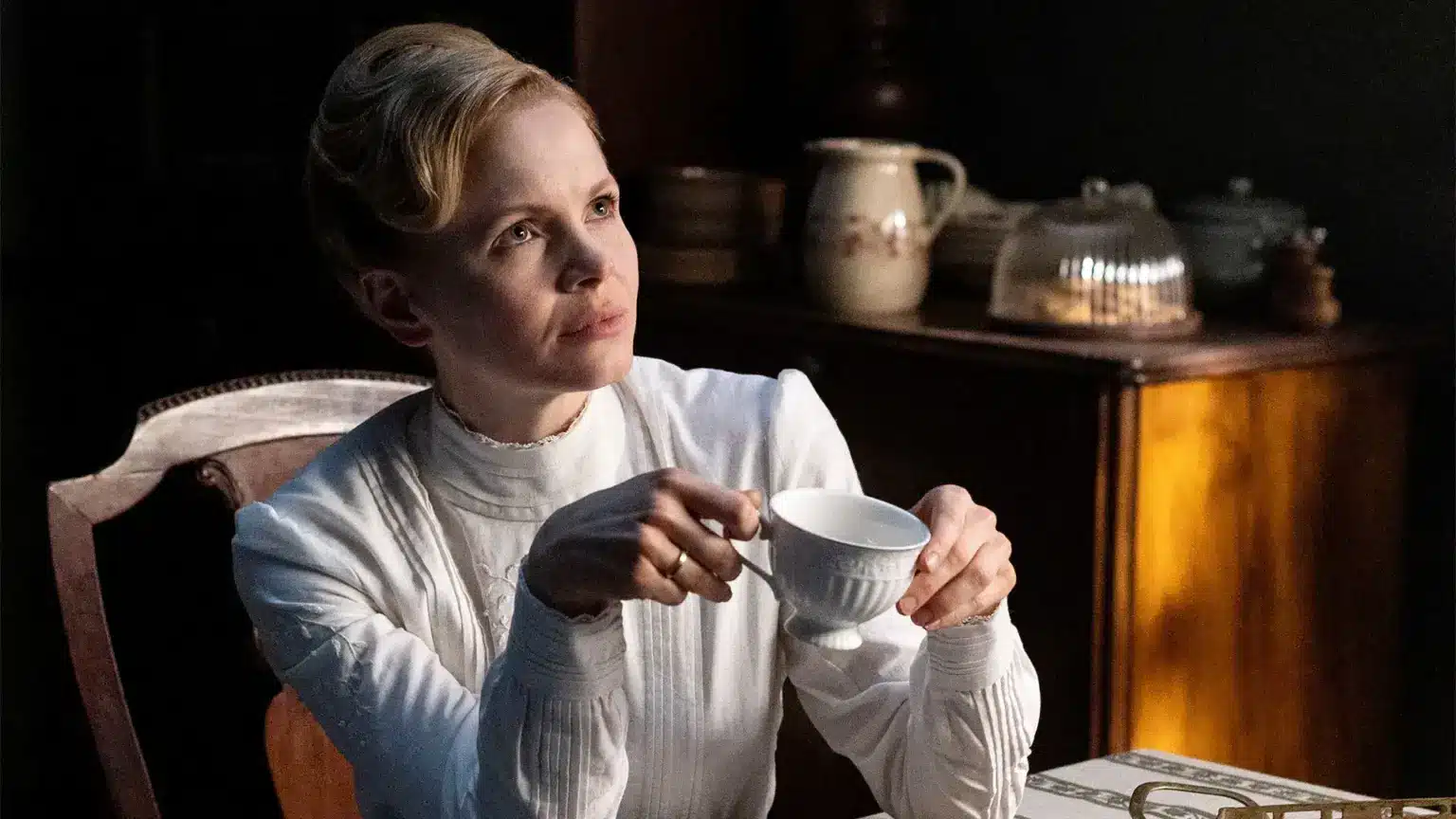 Primeiro episódio da 6ª temporada de Miss Scarlet aposta em romance secreto e deixa mistério em segundo plano