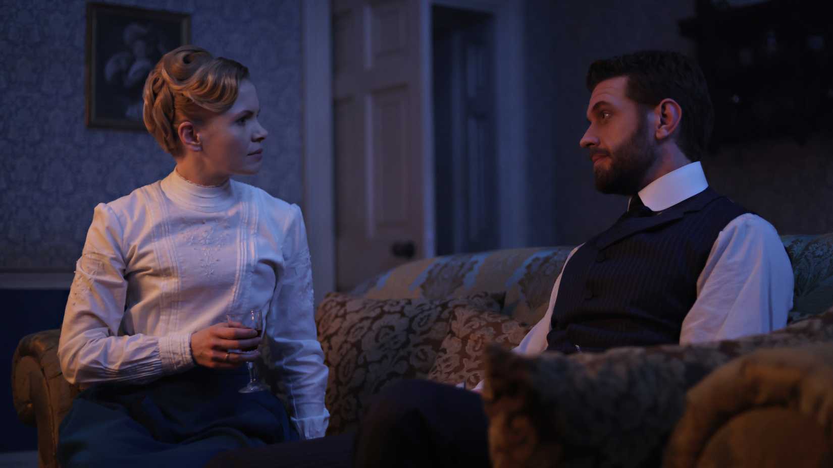 Primeiro episódio da 6ª temporada de Miss Scarlet aposta em romance secreto e deixa mistério em segundo plano - Imagem do artigo original