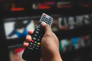 Imagem destacada - Público sente fadiga na hora de maratonar séries e força mudança no streaming