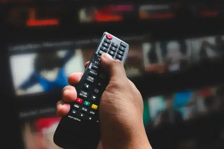 Público sente fadiga na hora de maratonar séries e força mudança no streaming