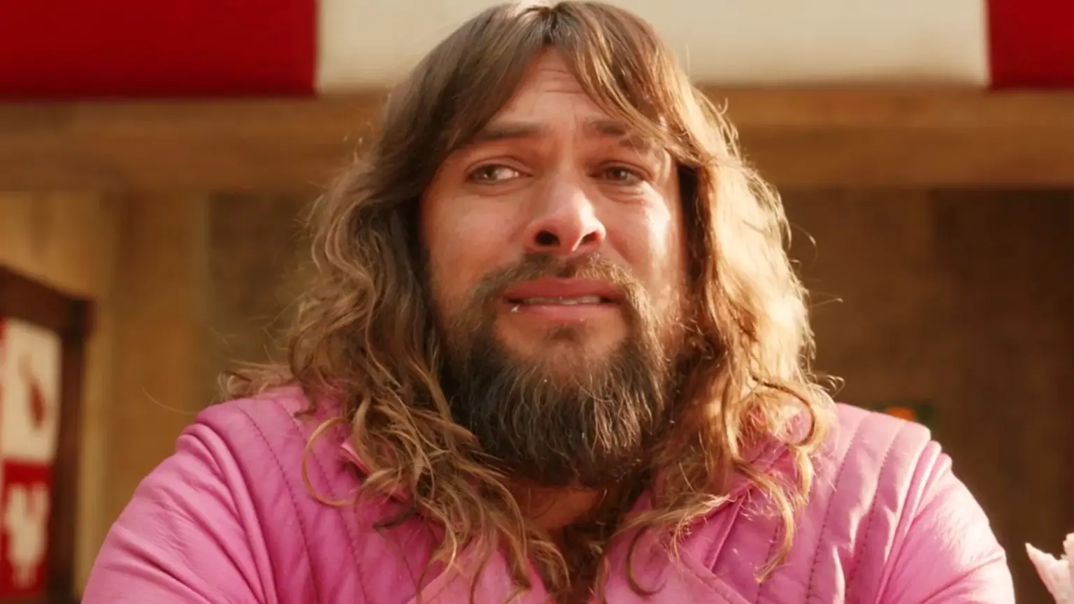Jason Momoa em Minecraft Movie, personagem mais refinado em cena de ação