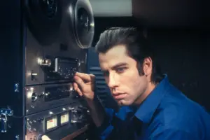 John Travolta encara paranoia sonora em “Um Tiro na Noite”, clássico cult que chega à Mubi Imagem destacada - John Travolta encara paranoia sonora em “Um Tiro na Noite”, clássico cult que chega à Mubi