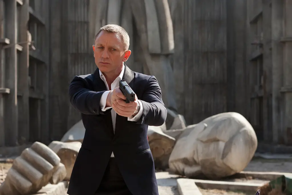 “007 Operação Skyfall”: Daniel Craig encara o peso da idade no thriller de ação que chega à Netflix