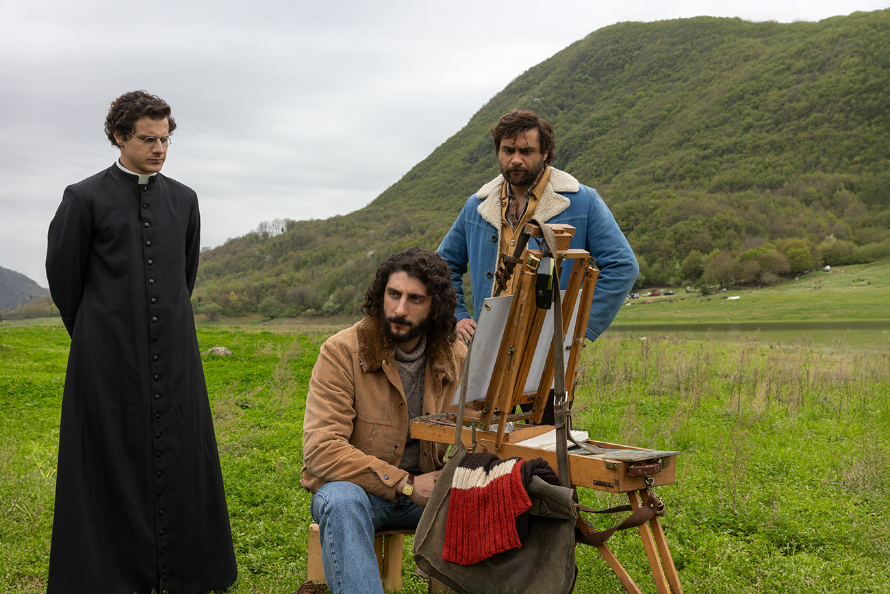 Novo longa italiano sobre falsificador estreia na Netflix com atuação magnética de Pietro Castellitto - Imagem do artigo