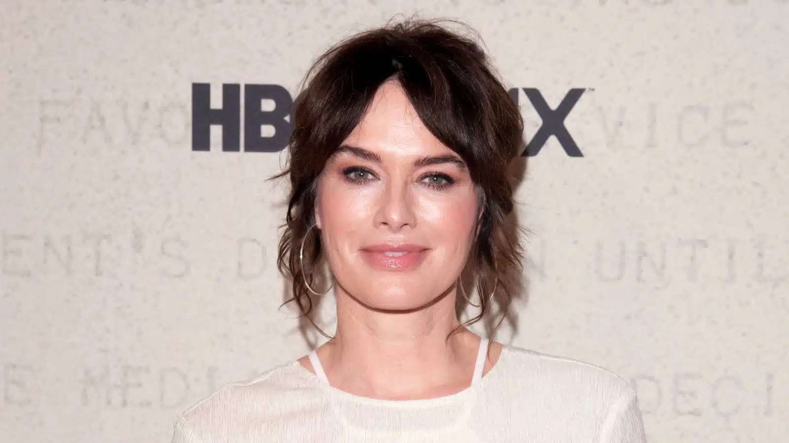 Lena Headey retorna em grande estilo no filme Red, White & Royal Wedding após o fim de The Abandons - Imagem do artigo original