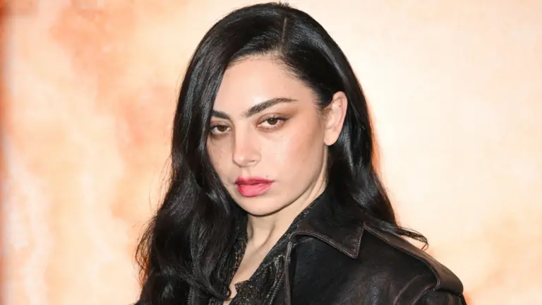 The Moment: mockumentário de Charli XCX estreia com recepção morna e divide crítica