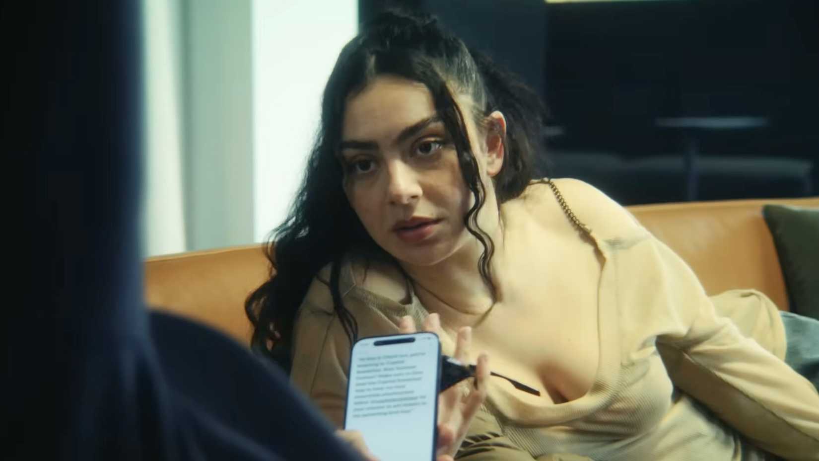 The Moment: mockumentário de Charli XCX estreia com recepção morna e divide crítica - Imagem do artigo original