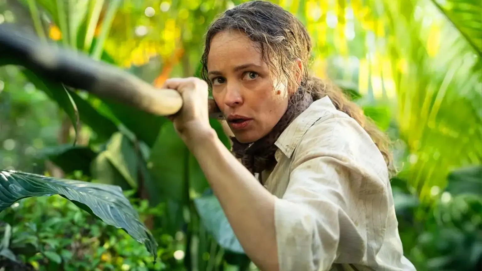 “Socorro!” (2026) entrega duelo cruel de performances sob a direção amarga de Sam Raimi