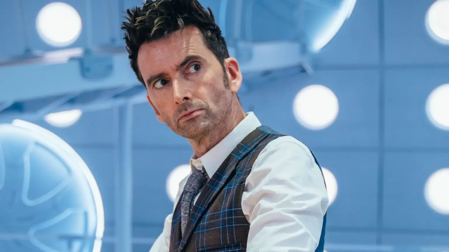 Doctor Who acumula mistérios sem resposta e coloca elenco, diretores e roteiristas sob os holofotes