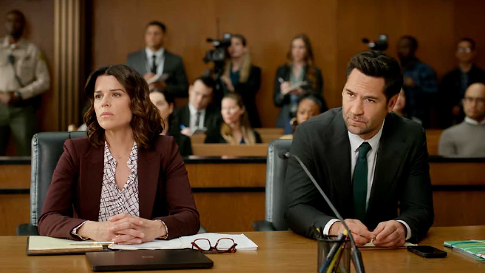 Quinta temporada de The Lincoln Lawyer mantém mistério sobre Maggie e reforça química de Neve Campbell e Manuel Garcia-Rulfo - Imagem do artigo original