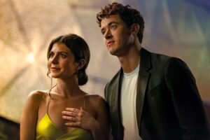 Imagem destacada - De Férias com Você aposta em química leve, mas esbarra em clichês de comédia romântica