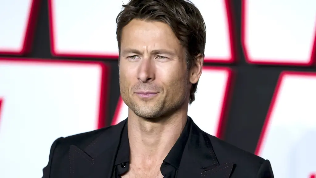 Glen Powell lidera humor sombrio em How to Make a Killing e recebe elogios iniciais