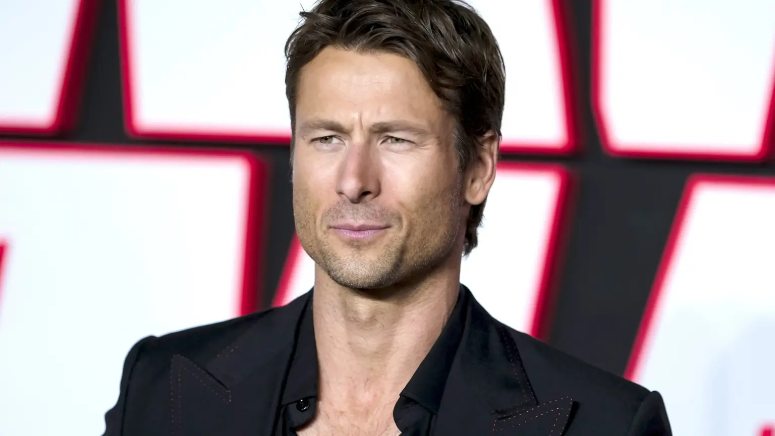 Glen Powell lidera humor sombrio em How to Make a Killing e recebe elogios iniciais
