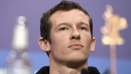 Imagem destacada - ELENCO | Callum Turner comenta rumores de ser o novo James Bond e mantém suspense