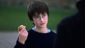 CRÍTICA | 25 anos de Harry Potter e a Pedra Filosofal: por que Daniel Radcliffe ainda hesita em rever o próprio trabalho Imagem destacada - CRÍTICA | 25 anos de Harry Potter e a Pedra Filosofal: por que Daniel Radcliffe ainda hesita em rever o próprio trabalho