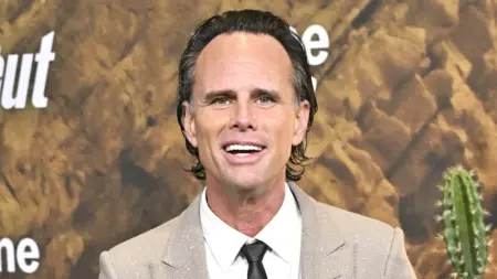 ESTREIA | Mister escala Walton Goggins e Chloë Grace Moretz para ação cheia de humor e pancadaria