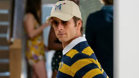 CRÍTICA | Como Fazer uma Fortuna (How to Make a Killing) aposta no carisma de Glen Powell, mas tropeça no ritmo