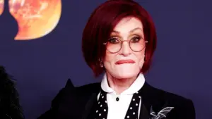Imagem destacada - Sharon Osbourne rouba a cena no BRIT Awards 2026 com discurso cheio de palavrões