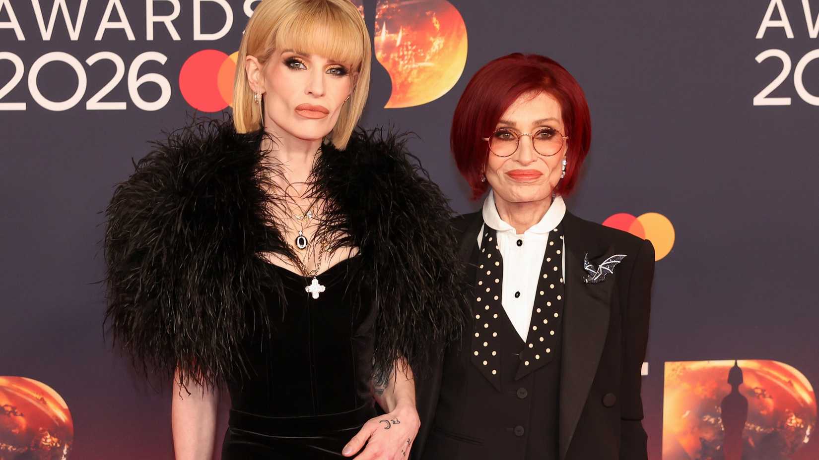 Sharon Osbourne rouba a cena no BRIT Awards 2026 com discurso cheio de palavrões - Imagem do artigo original