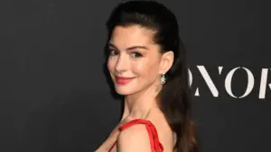 Imagem destacada - Notícia – Verity: Colleen Hoover elogia corte inicial do suspense com Anne Hathaway e Dakota Johnson