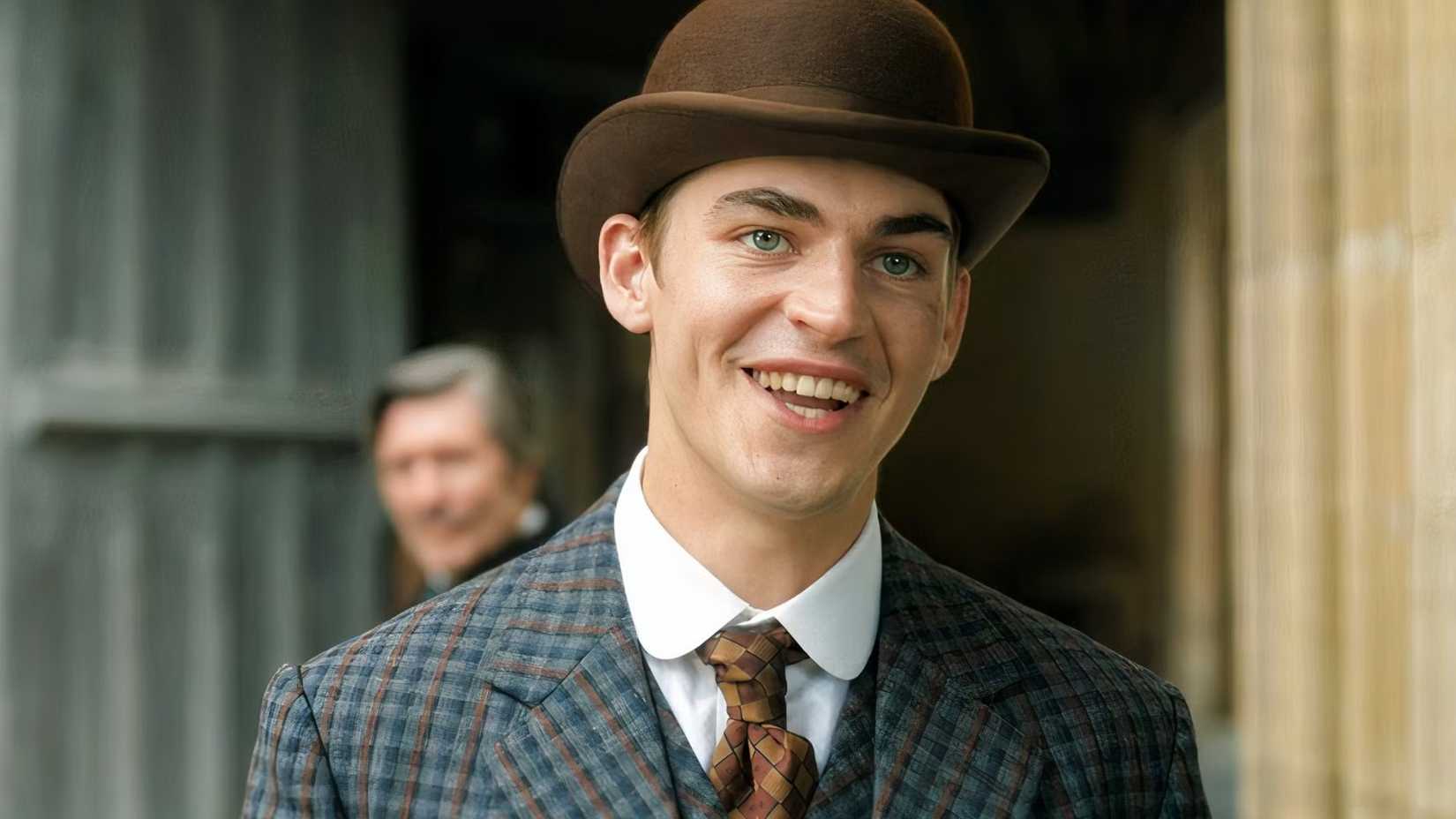 Elenco: Hero Fiennes Tiffin questiona se pode ser ao mesmo tempo Sherlock Holmes e o novo James Bond de Denis Villeneuve - Imagem do artigo original