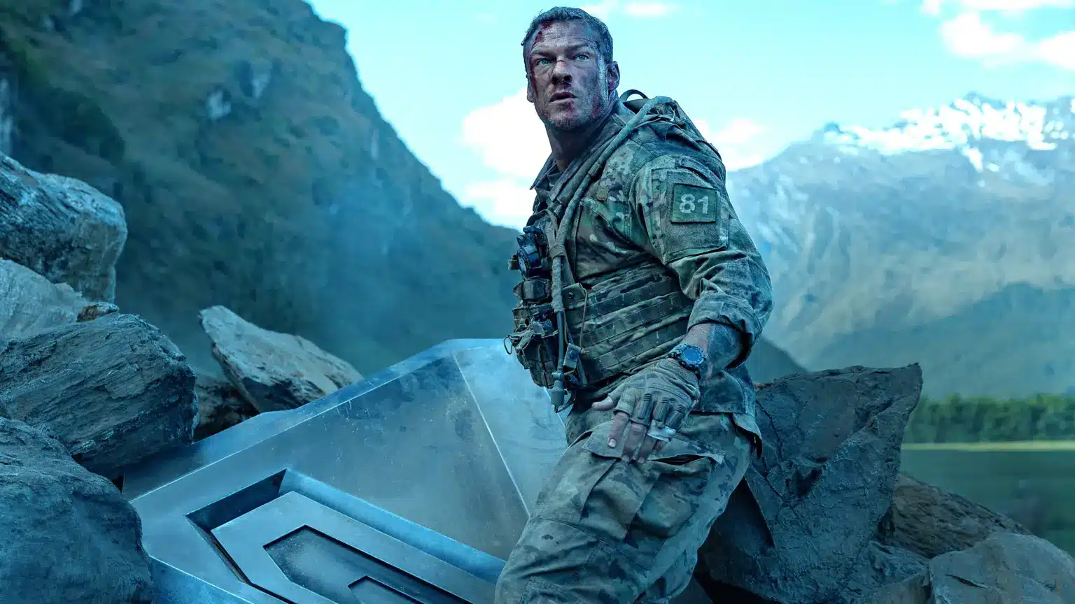Crítica | War Machine revela demais nos trailers, mas entrega ação militar e ficção científica de impacto