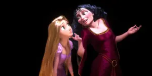 Imagem destacada - Elenco | Live-action de Enrolados confirma Kathryn Hahn como Mãe Gothel e define trio protagonista